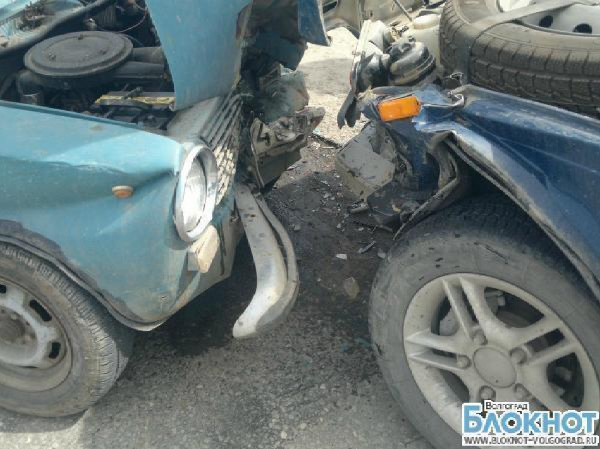 В Кировском районе пенсионер на «копейке» угодил в аварию