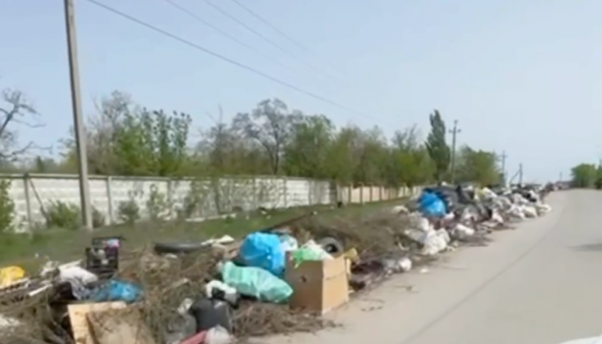 Горы мусора у Центрального кладбище Волгограда вызвали бурные споры 