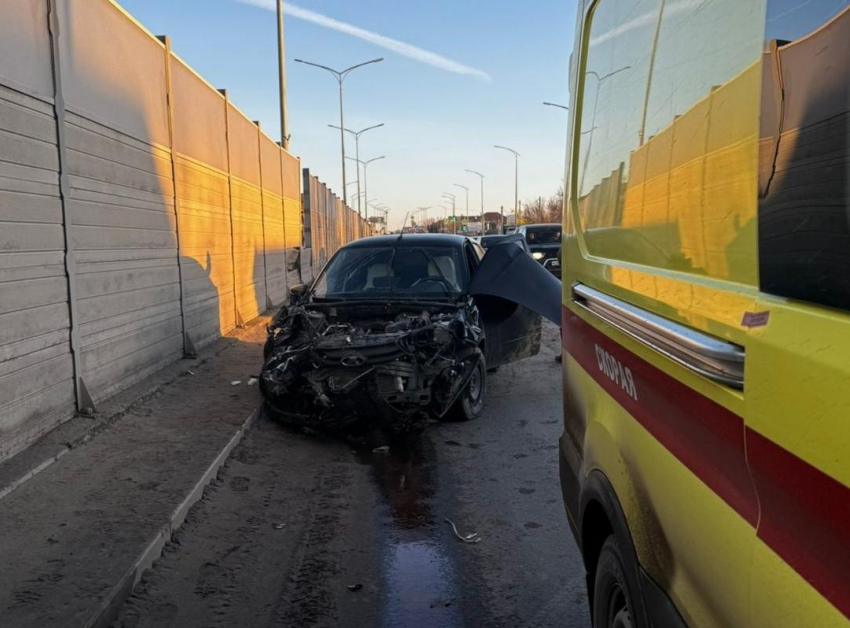 В Волгограде смяло попавшую под грузовик легковую: двое пострадавших 