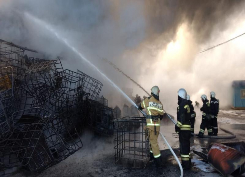 Крупный пожар потушили на складе в Волгоградской области
