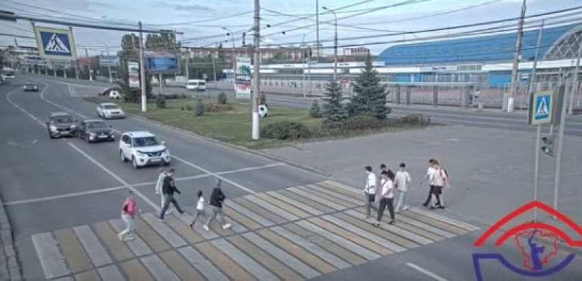 Два автомобиля неловко «поцеловались» на светофоре у «Волгоград Арены» — видео 