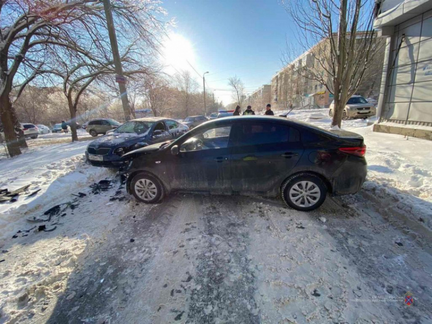 На нечищеной дороге в Волгограде Kia занесло на встречку: водитель в больнице
