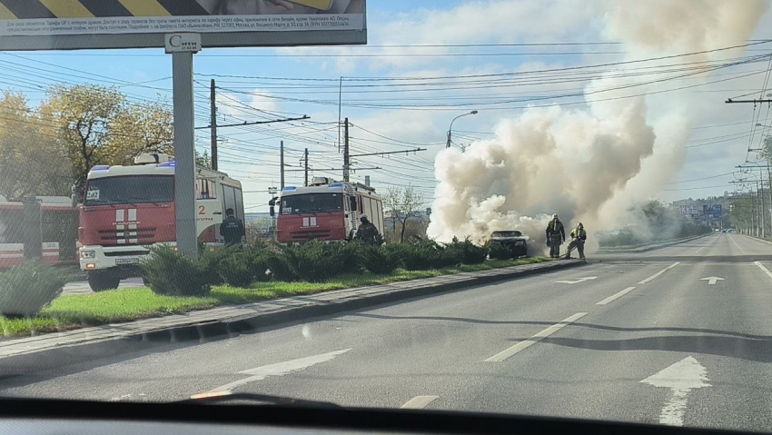 Авто сгорело посреди дороги в Волгограде 