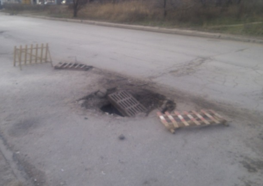 Дорожники прикрыли «деревяшками» провалившийся месяц назад колодец между Волгоградом и Волжским