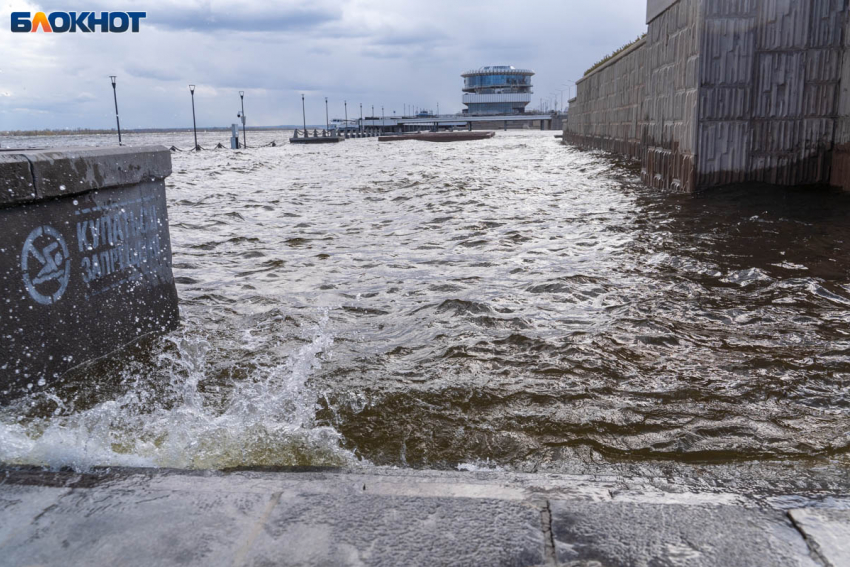 Усиленные сбросы продлили на Волжской ГЭС
