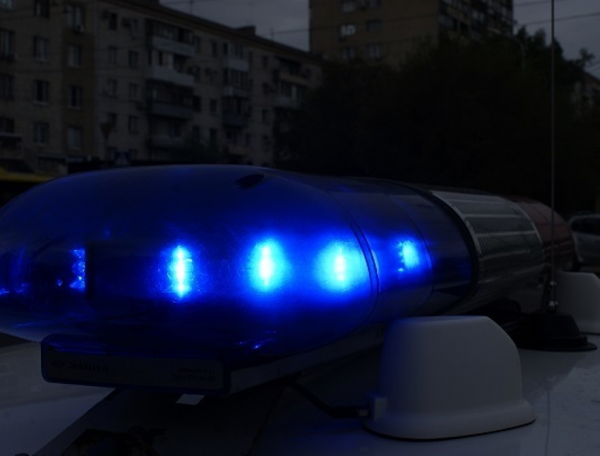 Granta повисла на бордюре по дороге к новому волгоградскому музею