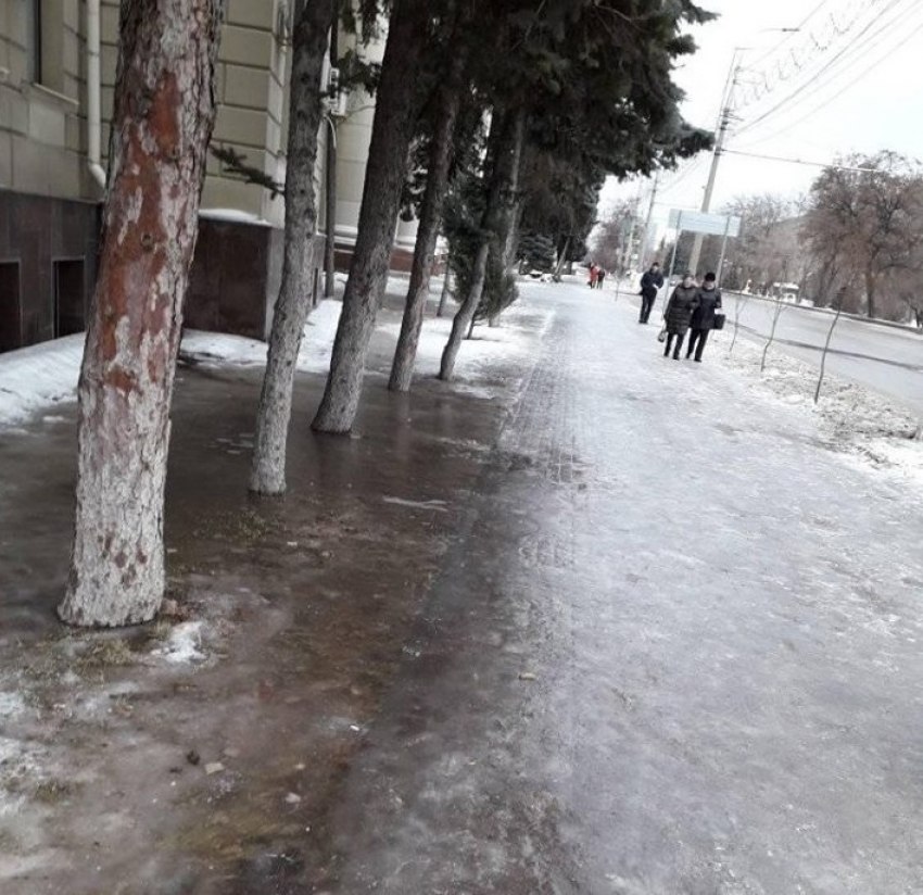 Бесплатный каток возле здания чиновников открылся в центре Волгограда