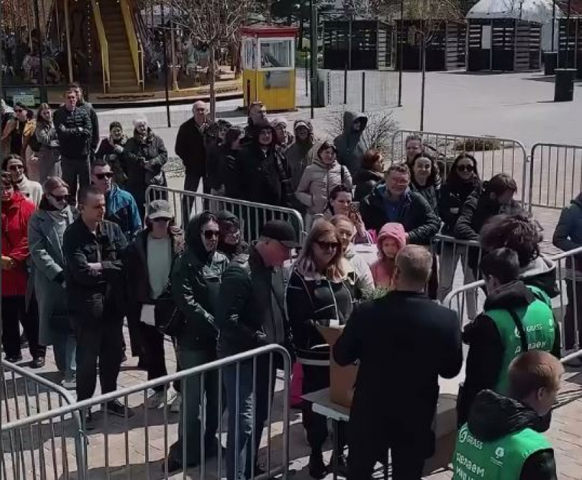 Волшебное слово «бесплатно» устроило гигантскую очередь в Волгограде