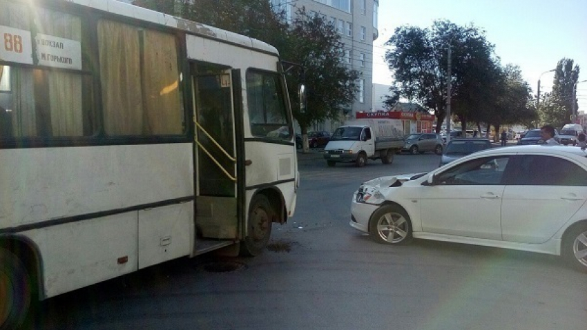 ДТП с автобусом и Mitsubishi собирает пробку на Елецкой в Волгограде