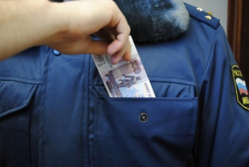 В Волгограде мужчина предложил полицейскому 500 рублей, чтобы покурить на вокзале