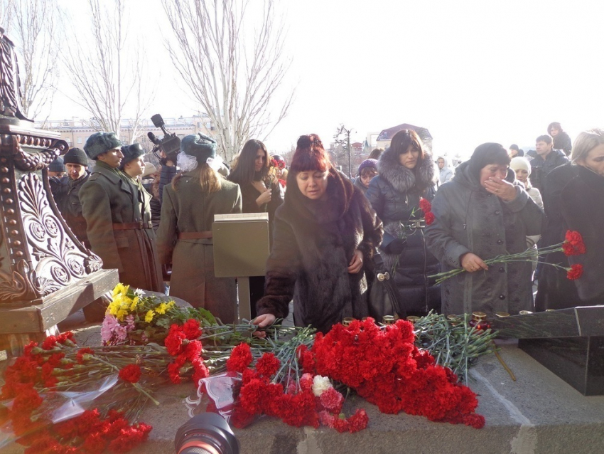 Волгоградцы на траурном митинге почтили память погибших во время прошлогоднего теракта