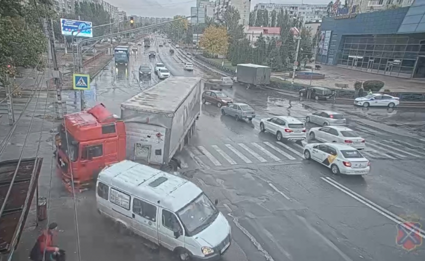 Шок-кадры: фура «змейкой» протаранила маршрутку на юге Волгограда 