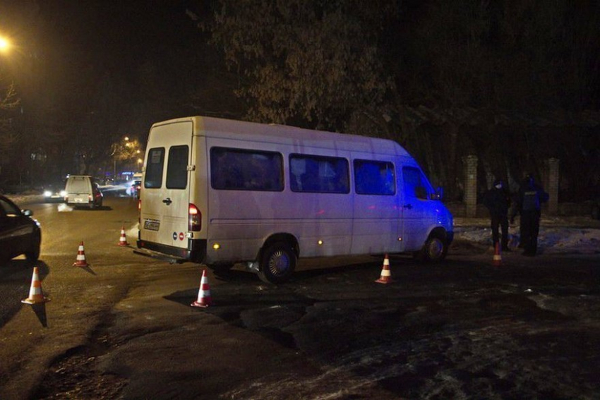 Водитель маршрутки насмерть сбил пешехода на юге Волгограда 