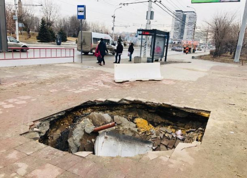 Огромная дыра образовалась из-за провалившегося асфальта на остановке в Волгограде