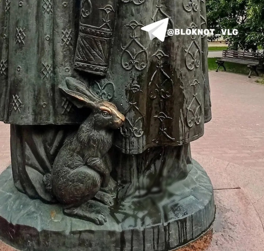 Памятник Петру и Февронии осквернили в День России в Волгограде 