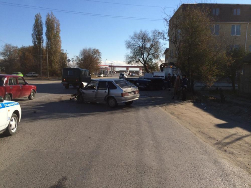 В Волгограде при столкновении двух ВАЗов пострадали трое