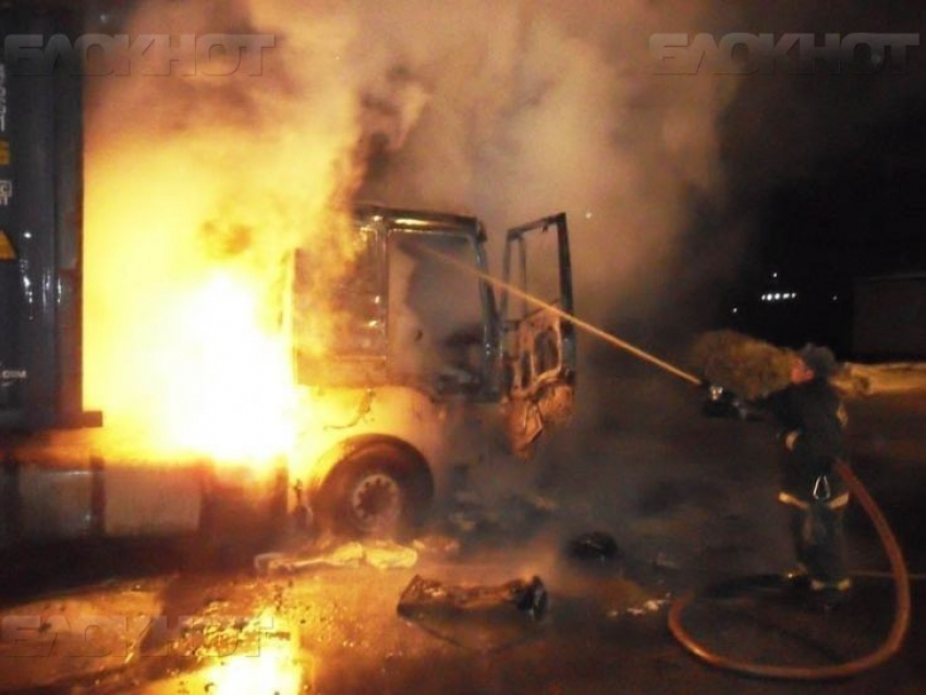 Грузовик Hyundai сгорел вечером на западе Волгограда