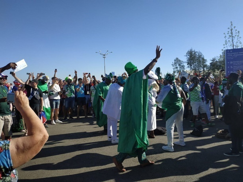  Нигерийские болельщики устроили ритуальные танцы у входа на стадион «Волгоград Арена"