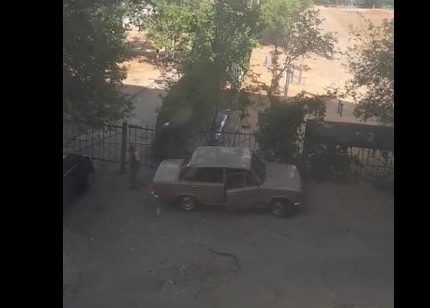 Вскрывающие чужое авто подростки попали на видео в Волгограде