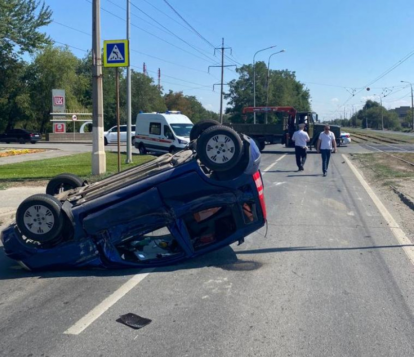 Врезавшийся в грузовик Fiat опрокинулся на юге Волгограда
