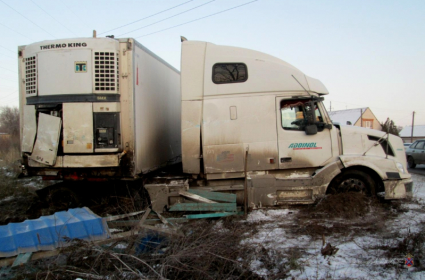 Водитель Volvo насмерть сбил на остановке 42-летнюю женщину в Калачевском районе