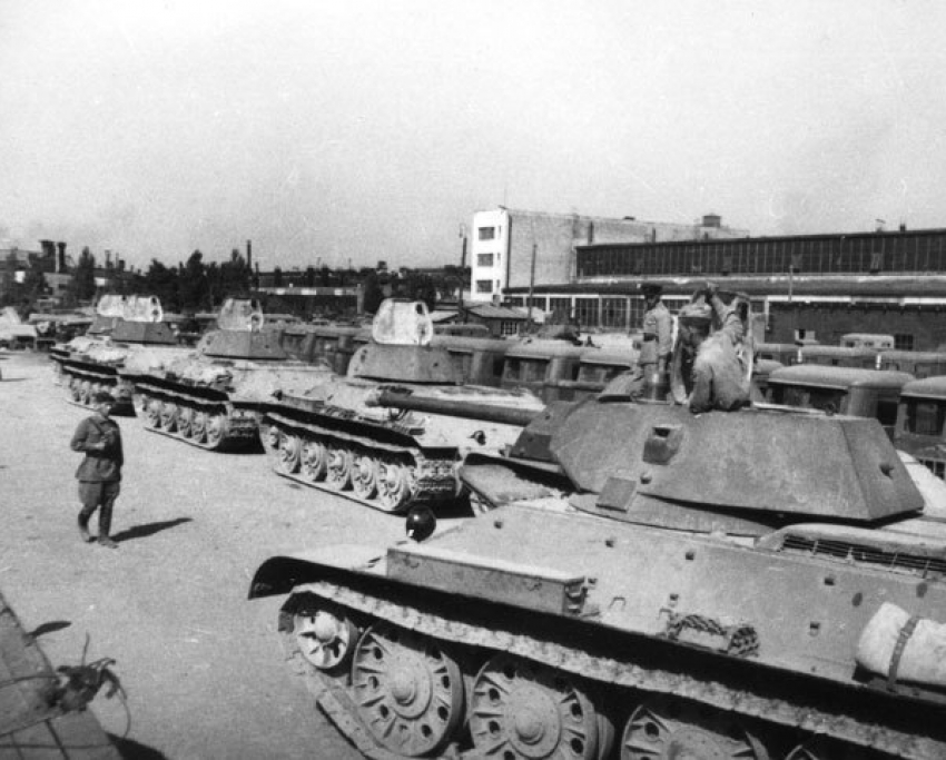 14 августа 1942 года - Сталинградский тракторный перевыполнил план по выпуску танков