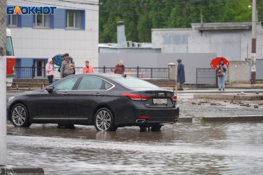Вип-авто Genesis за 8 млн рублей утонуло на улице в Волгограде 