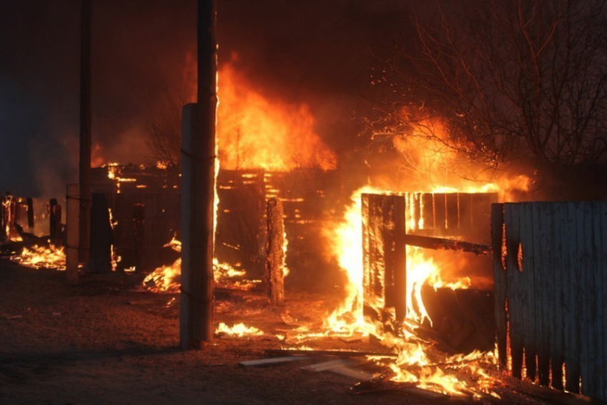 В Михайловском районе пожар уничтожил жилые дома