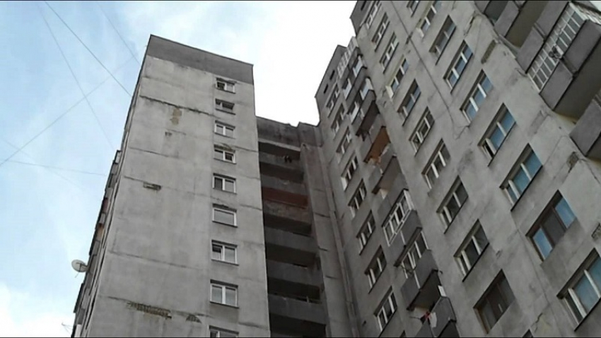 На юге Волгограда парень под спайсом выпал из 16-ти этажного дома