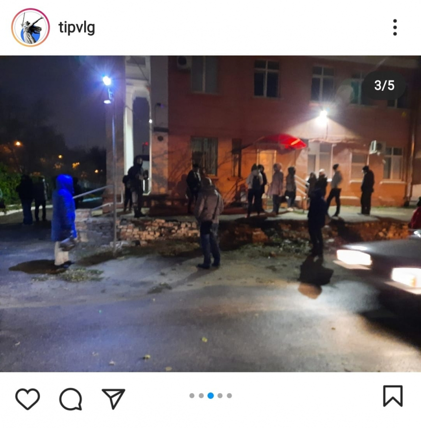 Очередь в 4 утра под дождем и с температурой: в Волгограде сдают тест на COVID-19