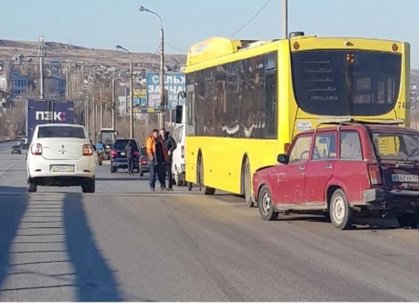 Автобус №77 протаранили две легковушки на видео на мосту в Волгограде