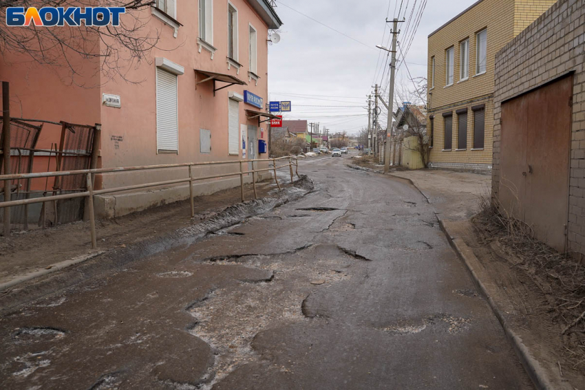 Одни из худших дорог в России нашли в Волгограде