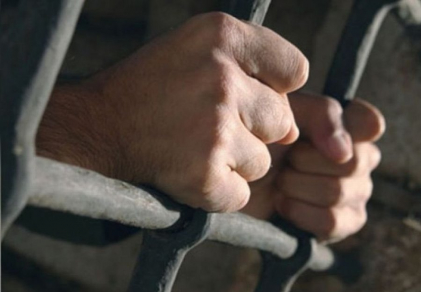 На юге Волгограда убили 30-летнего, пробравшись в его квартиру через окно