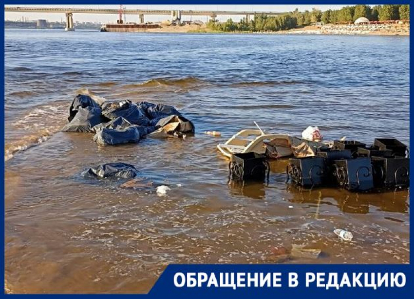 Мешки с мусором сбросили в Волгу у популярного пляжа в Волгограде