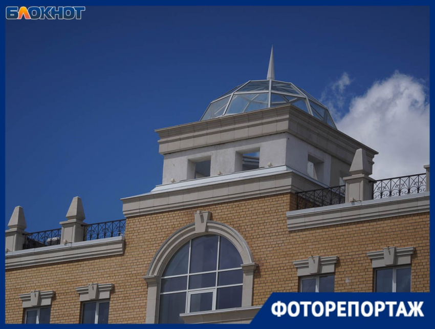 Офисный дворец с колоннами подарили себе дорожники в Волгограде