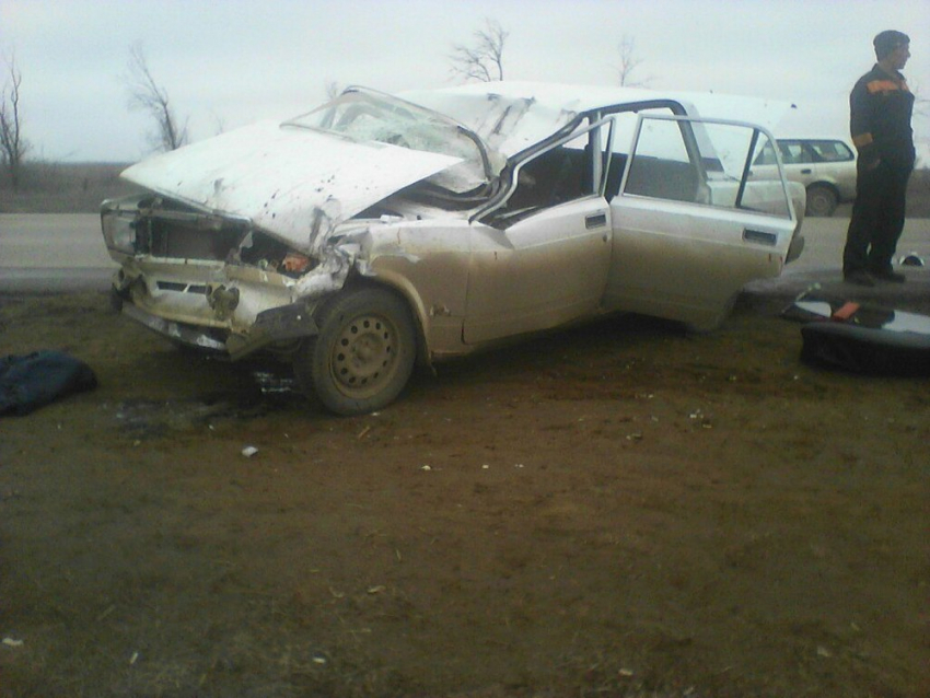 Под Волгоградом ВАЗ-2107 протаранил трактор