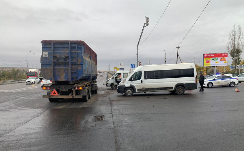 Массовое ДТП на юге Волгограда с маршруткой и грузовиком попало на видео 