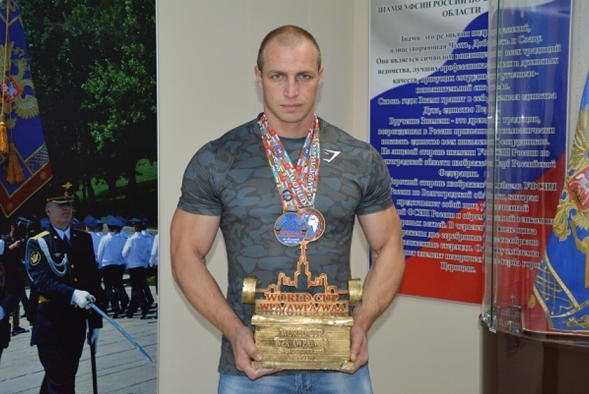 Спецназовец из Волгограда поднял штангу весом 267 килограмм