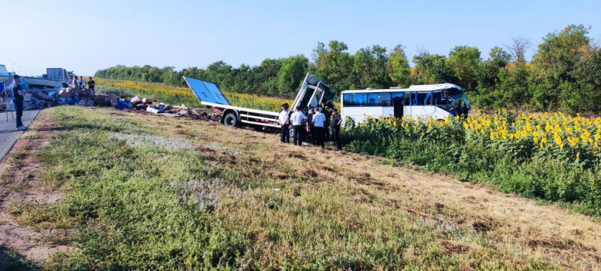 Десять человек остаются в больницах после ДТП с автобусом под Волгоградом