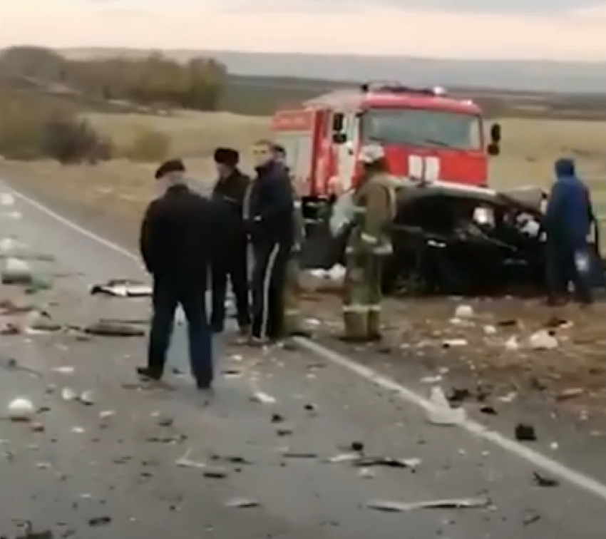 На видео попали страшные последствия аварии с двумя погибшими в Волгоградской области