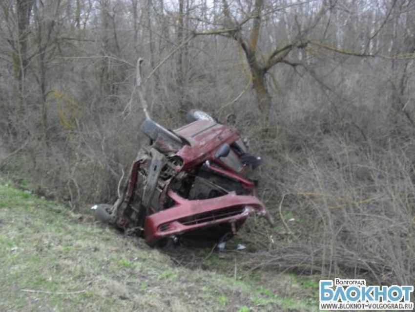 Под Волгоградом госпитализирован водитель перевернувшейся иномарки