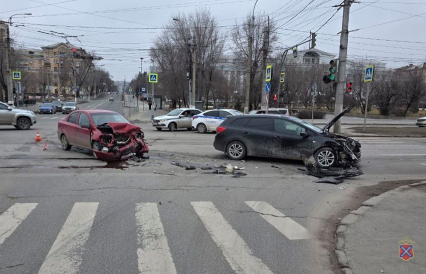 Собравшее пробку у Царицынской оперы ДТП в Волгограде попало на видео