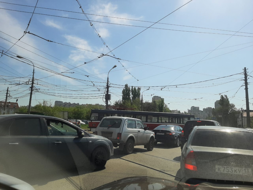 Пробки сковали движение в Волгограде: видео с места ЧП