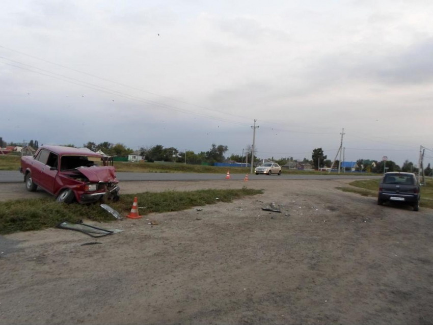 Из-за прокола колеса ВАЗ-2107 протаранил Opel под Волгоградом: 3 в больнице