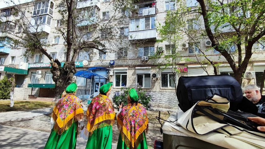 Волгоградскому ветерану устроили персональный концерт под балконом