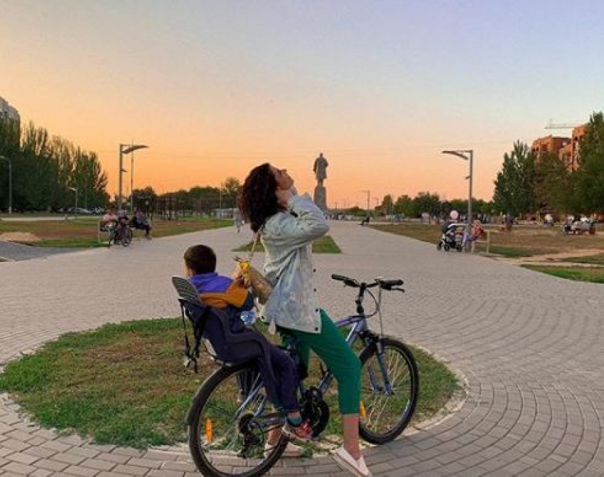 Алиана Устиненко с сыном наслаждаются красотами Красноармейского района