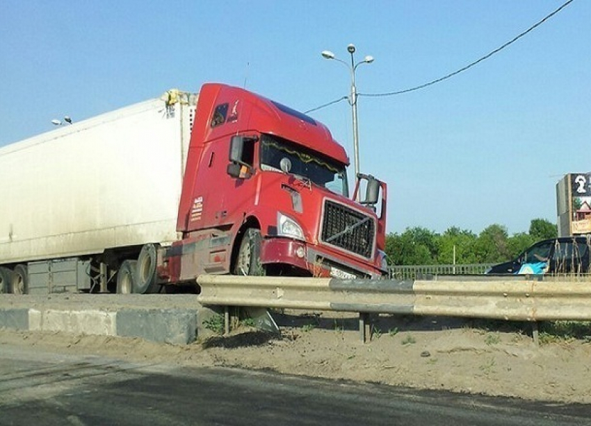 В Волгограде неуправляемый грузовик едва не спровоцировал серьезную аварию