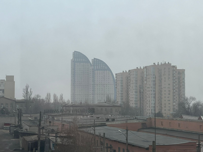 Сильная пыльная буря из Казахстана накрыла Волгоград