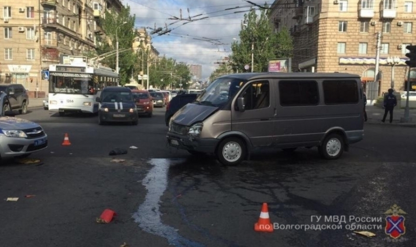 В центре Волгограда Daewoo протаранила «Газель»: пострадала 52-летняя женщина