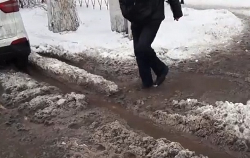 Улицы Волгограда превратились в месиво из грязи и песка после снегопада 